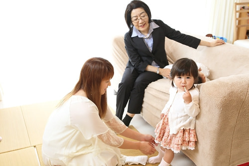 お宮参り写真 撮影場所 自宅(麻生区) ２歳女の子とママとおばあちゃん、優しい写真