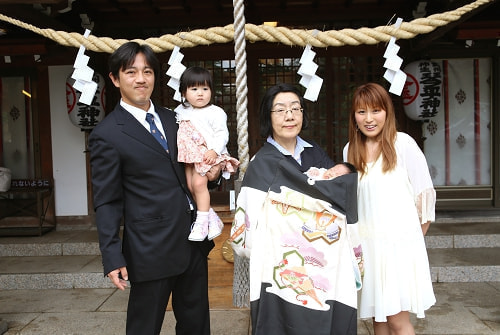 お宮参り写真 撮影場所 麻生区 琴平神社 父方祖母に抱っこされる赤ちゃんとご家族様