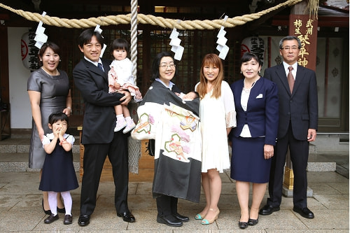 お宮参り写真 撮影場所 麻生区 琴平神社 父方祖母様に抱っこされて全員集合写真