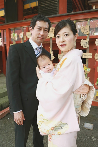 お宮参り写真 撮影場所 鎌倉 鶴岡八幡宮 絵馬、パパ、ママ、赤ちゃん