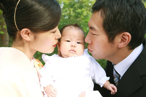 お宮参り写真 撮影場所 鎌倉 鶴岡八幡宮 赤ちゃんにキス