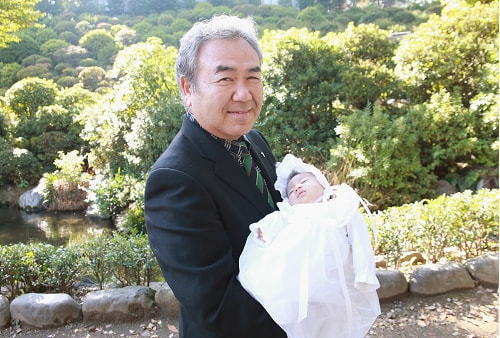お宮参り写真 撮影場所 文京区 根津神社 父方祖父と赤ちゃん