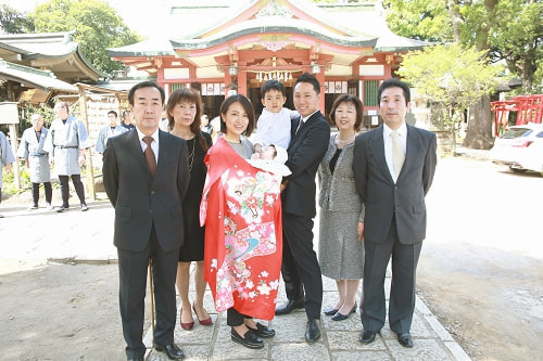 お宮参り写真 撮影場所 品川神社 お宮参り着物着付け、母、全員集合写真