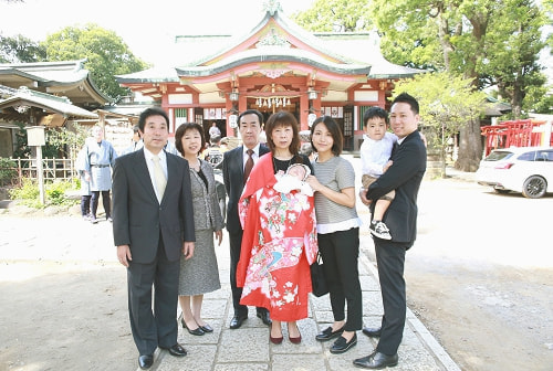 お宮参り写真 撮影場所 品川神社 お宮参り着物着付け、母方祖母、全員集合写真