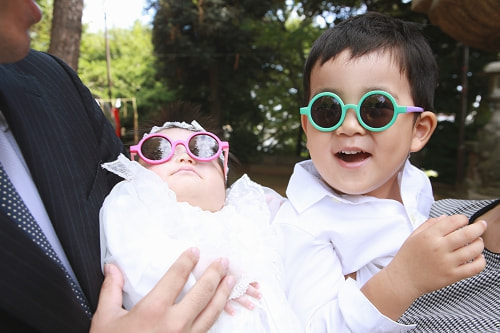お宮参り写真 撮影場所 品川神社 おしゃれ、サングラス、兄弟