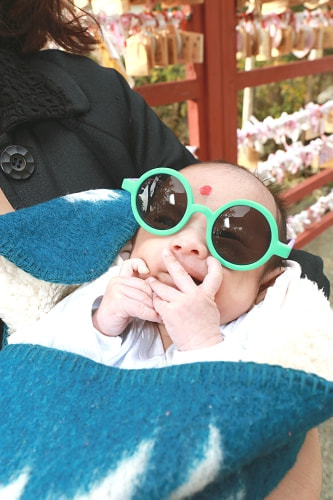 お宮参り写真 撮影場所 多摩川浅間神社 おしゃれ、サングラス、男の子、赤ちゃん