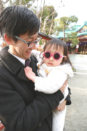 お宮参り写真 撮影場所 多摩川浅間神社 おしゃれ、サングラス、女の子