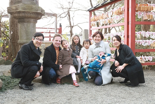 お宮参り写真 撮影場所 多摩川浅間神社 絵馬の前、集合写真