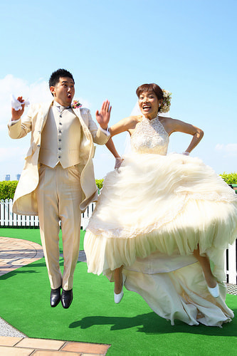 ブライダル写真 撮影場所 横浜 結婚式場 新郎新婦、ジャンプ
