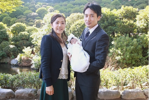 お宮参り写真 撮影場所 文京区 根津神社 ママ、赤ちゃん、パパ