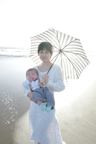 ブライダル(エンゲージメントフォト)写真 撮影場所 海(湘南) 鵠沼海岸、日傘