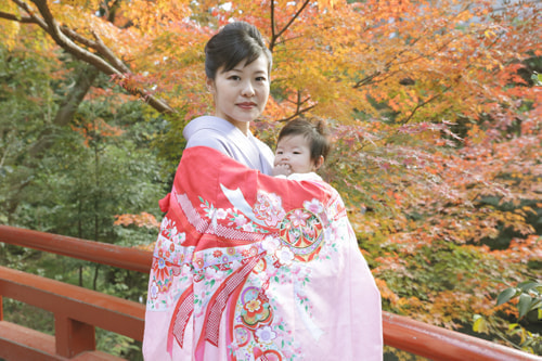 鶴岡八幡宮の撮影スポット 赤い橋と絵馬と木々