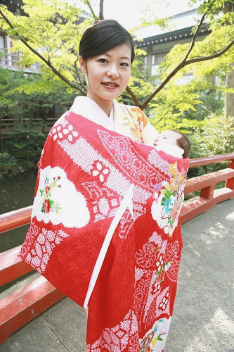 鶴岡八幡宮の撮影スポット 赤い橋と絵馬と木々