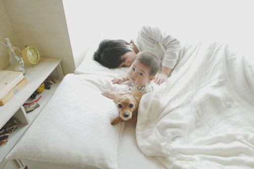 LeicaQ typ116 Summilux28mm F1.7 ASPH｜作例｜寝室の赤ちゃんと犬