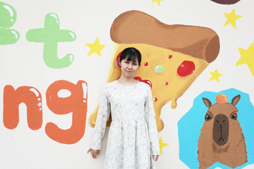 壁画の前でポートレート