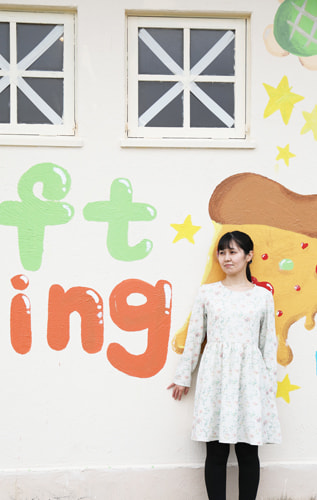 壁画の前でポートレート