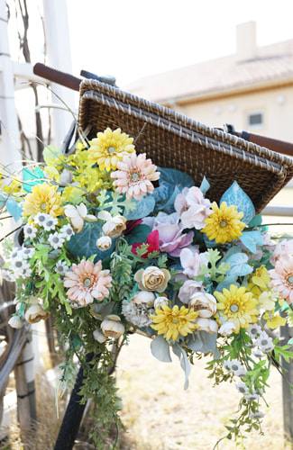 別箇所の花と自転車の縦写真
