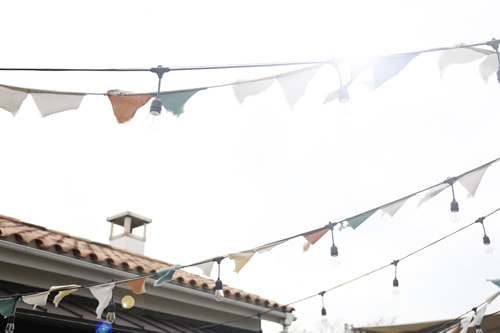 ガーランドと建物｜横写真