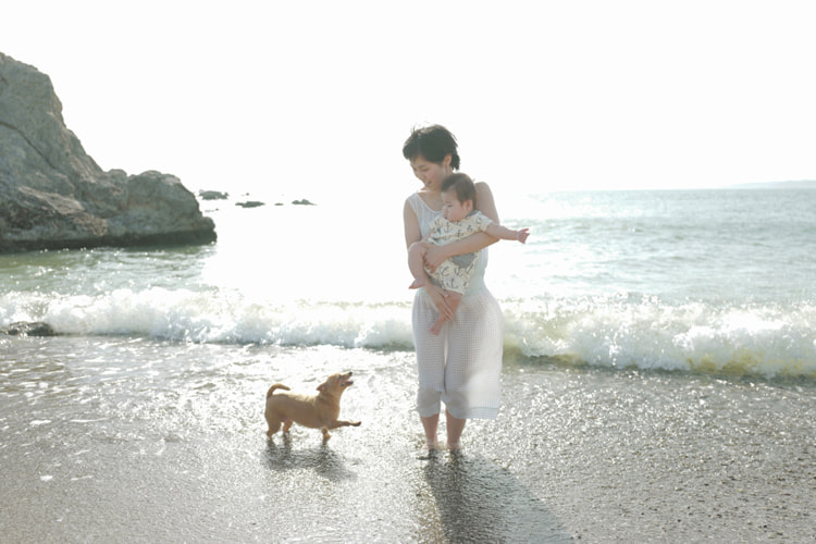 海で撮影した家族写真